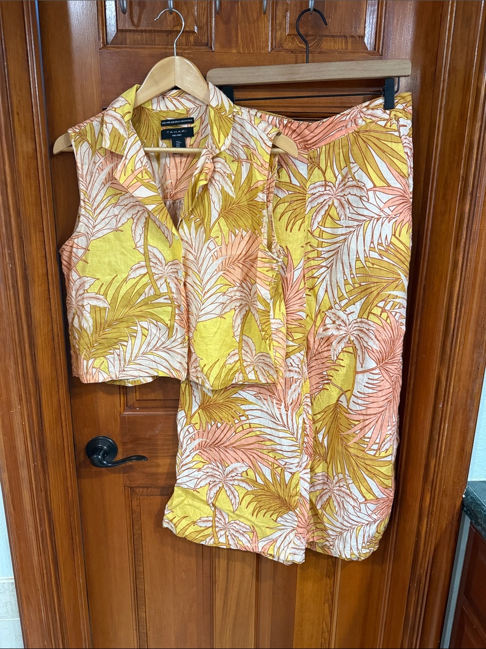Tahari Tropical Print Sleeveless Collared Top and Pant  set Yellow & Peach